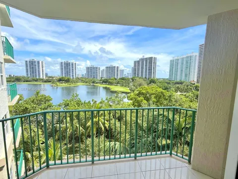 20000 E Country Club Dr #612