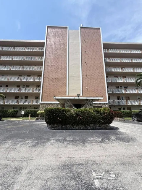 900 NE 12th Avenue #708