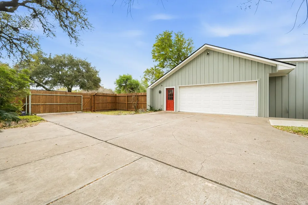 2111 Galveston Avenue Pearland, TX 77581
