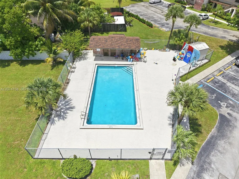 6040 Shakerwood Cir #201 Tamarac, FL 33319