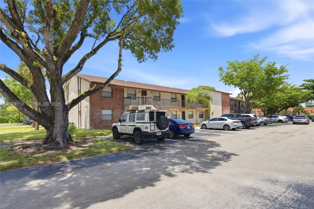 6040 Shakerwood Cir #201 Tamarac, FL 33319