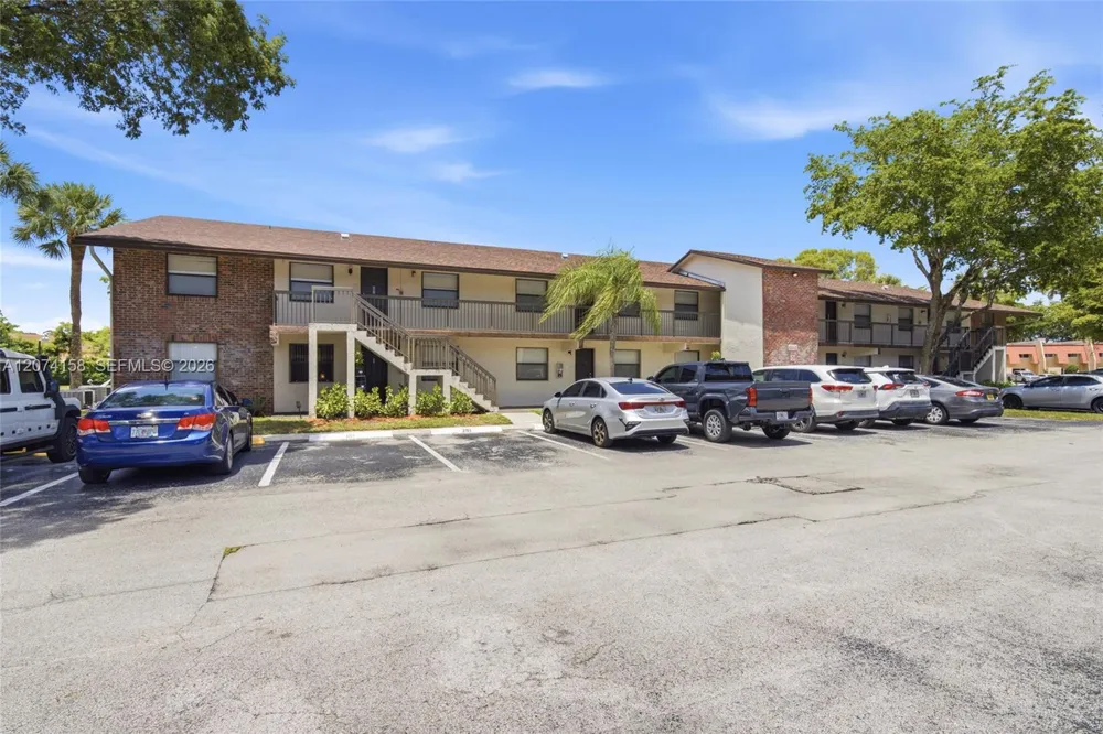6040 Shakerwood Cir #201 Tamarac, FL 33319