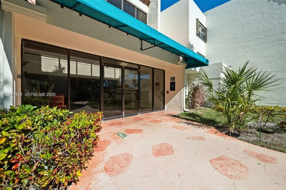 301 Racquet Club Rd #104 Weston, FL 33326