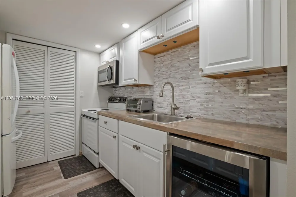 301 Racquet Club Rd #104 Weston, FL 33326