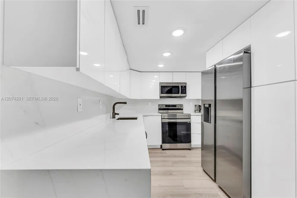 300 Bayview Dr #214 Sunny Isles Beach, FL 33160