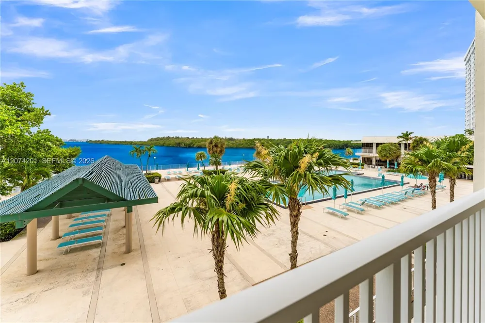 300 Bayview Dr #214 Sunny Isles Beach, FL 33160