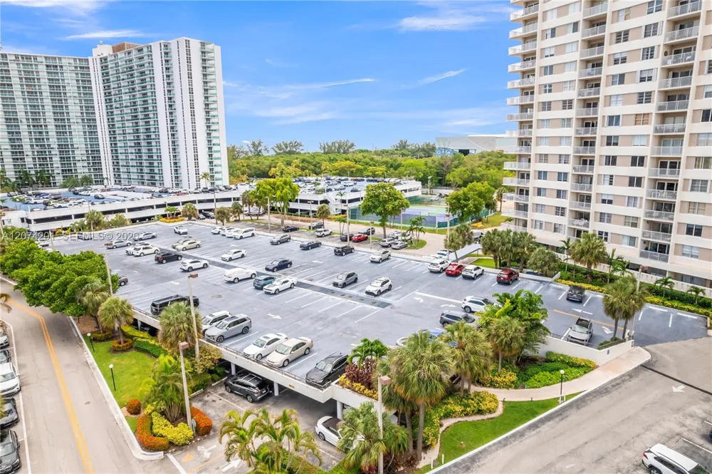300 Bayview Dr #214 Sunny Isles Beach, FL 33160