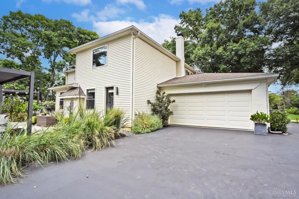 7711 Stonehenge Drive Montgomery, OH 45242