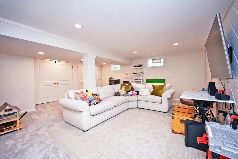 7711 Stonehenge Drive Montgomery, OH 45242