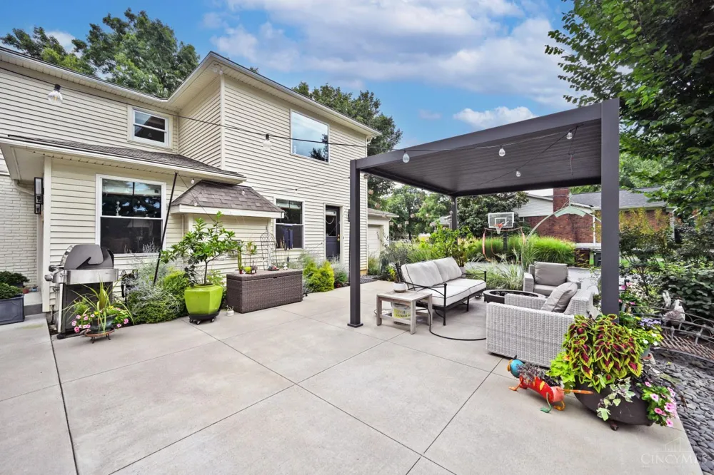7711 Stonehenge Drive Montgomery, OH 45242