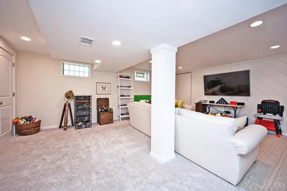 7711 Stonehenge Drive Montgomery, OH 45242