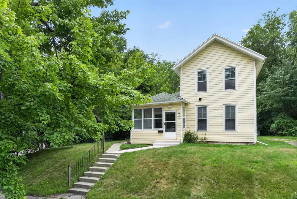 611 Oakhill Avenue Jackson, MI 49201