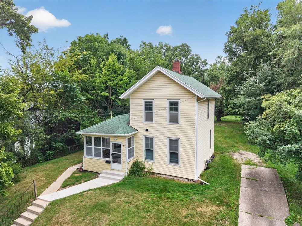 611 Oakhill Avenue Jackson, MI 49201