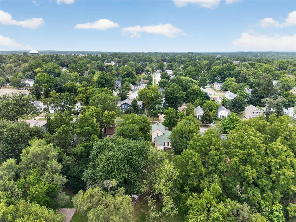 611 Oakhill Avenue Jackson, MI 49201