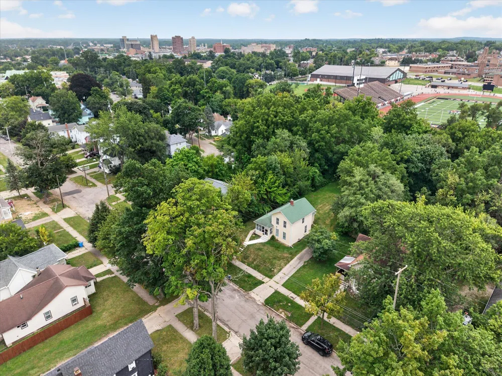 611 Oakhill Avenue Jackson, MI 49201