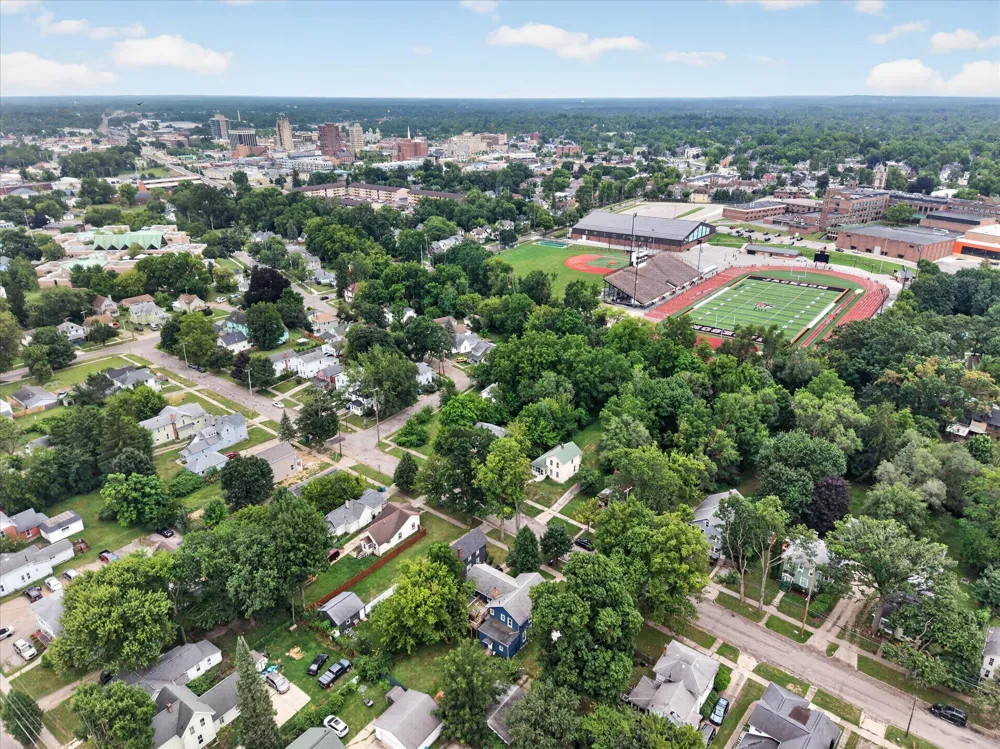 611 Oakhill Avenue Jackson, MI 49201