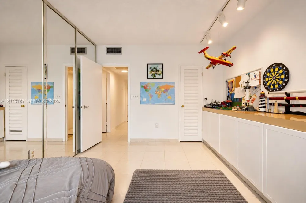 300 Bayview Dr #807 Sunny Isles Beach, FL 33160