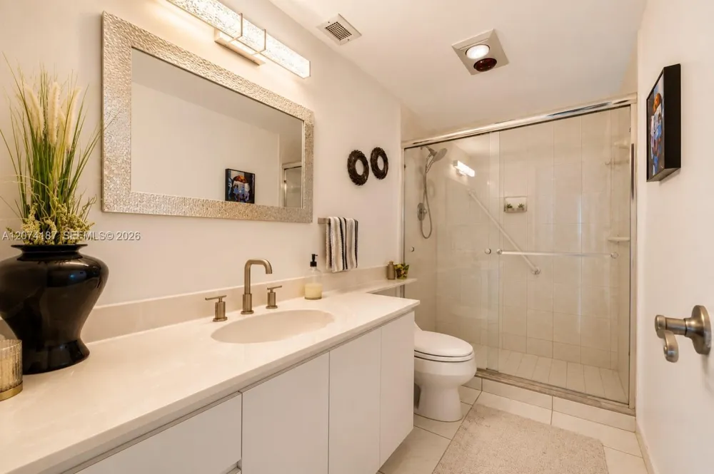 300 Bayview Dr #807 Sunny Isles Beach, FL 33160