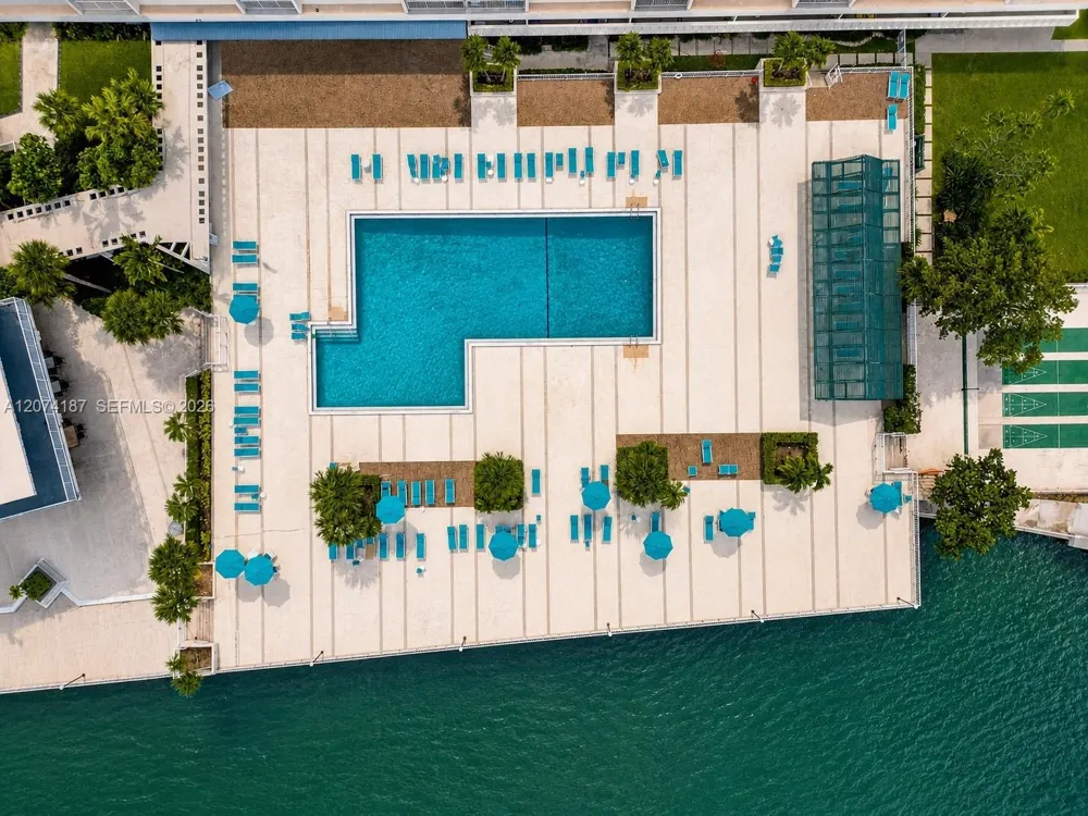 300 Bayview Dr #807 Sunny Isles Beach, FL 33160