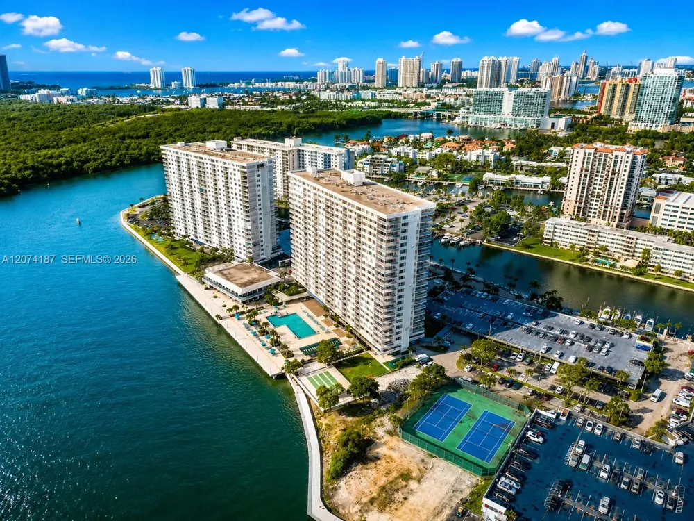 300 Bayview Dr #807 Sunny Isles Beach, FL 33160
