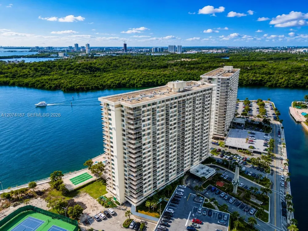 300 Bayview Dr #807 Sunny Isles Beach, FL 33160