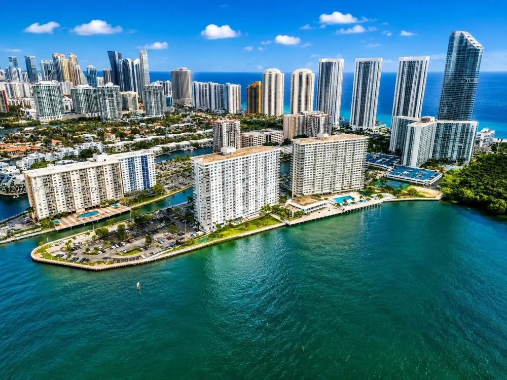 300 Bayview Dr #807 Sunny Isles Beach, FL 33160