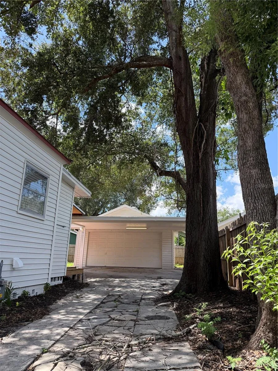 104 W LAMBRIGHT STREET Tampa, FL 33604