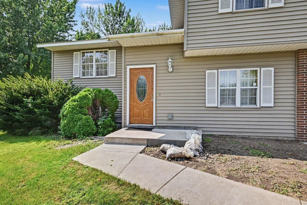 932 Hillside Avenue SW New Prague, MN 56071