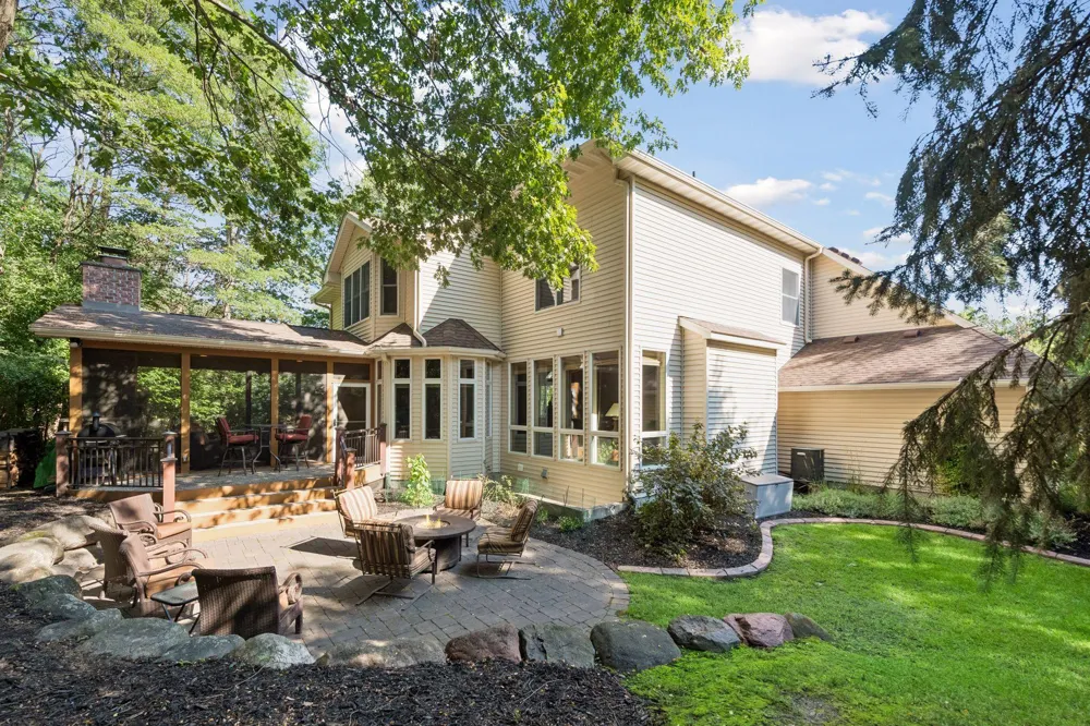 9260 Red Oak Drive Victoria, MN 55386