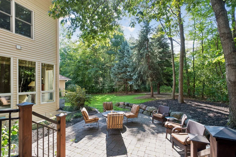 9260 Red Oak Drive Victoria, MN 55386