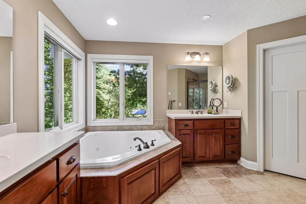 9260 Red Oak Drive Victoria, MN 55386