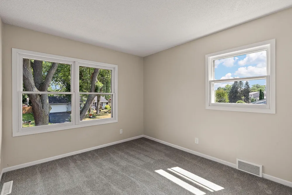 1694 Hinton Trail Oakdale, MN 55128