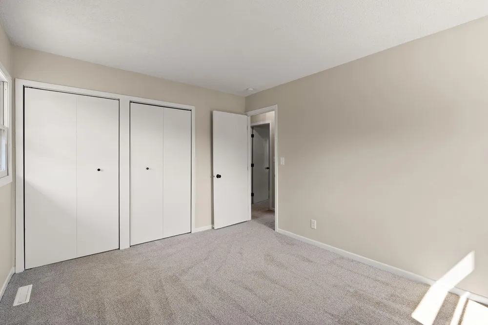 1694 Hinton Trail Oakdale, MN 55128