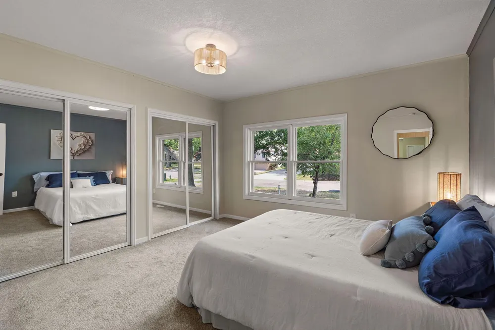 1694 Hinton Trail Oakdale, MN 55128
