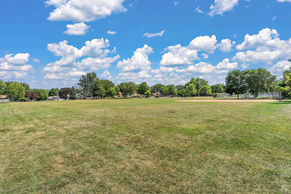 1694 Hinton Trail Oakdale, MN 55128