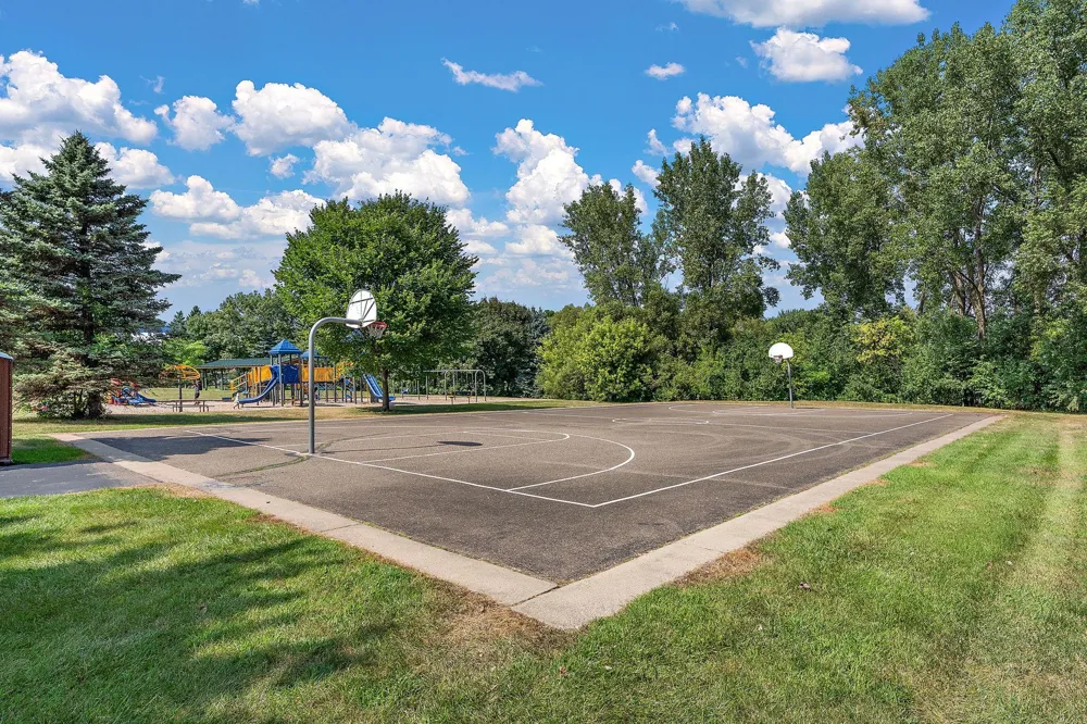 1694 Hinton Trail Oakdale, MN 55128