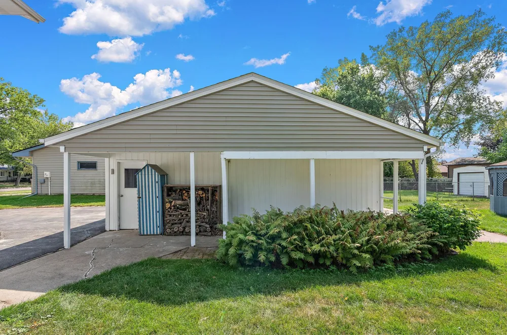 1694 Hinton Trail Oakdale, MN 55128