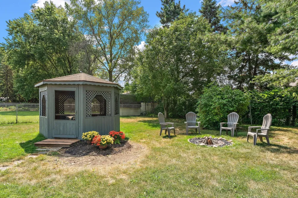 1694 Hinton Trail Oakdale, MN 55128