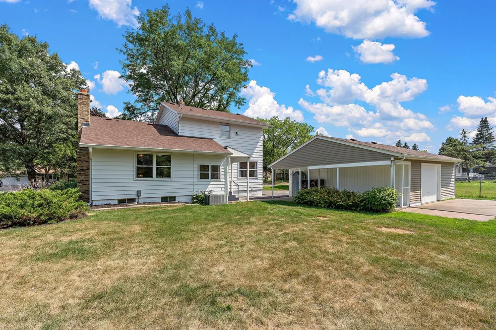 1694 Hinton Trail Oakdale, MN 55128