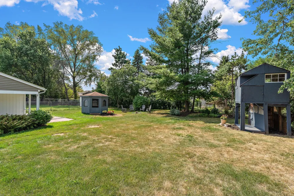 1694 Hinton Trail Oakdale, MN 55128