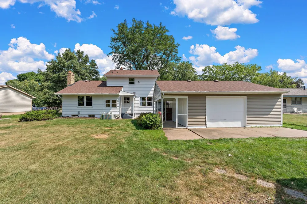 1694 Hinton Trail Oakdale, MN 55128