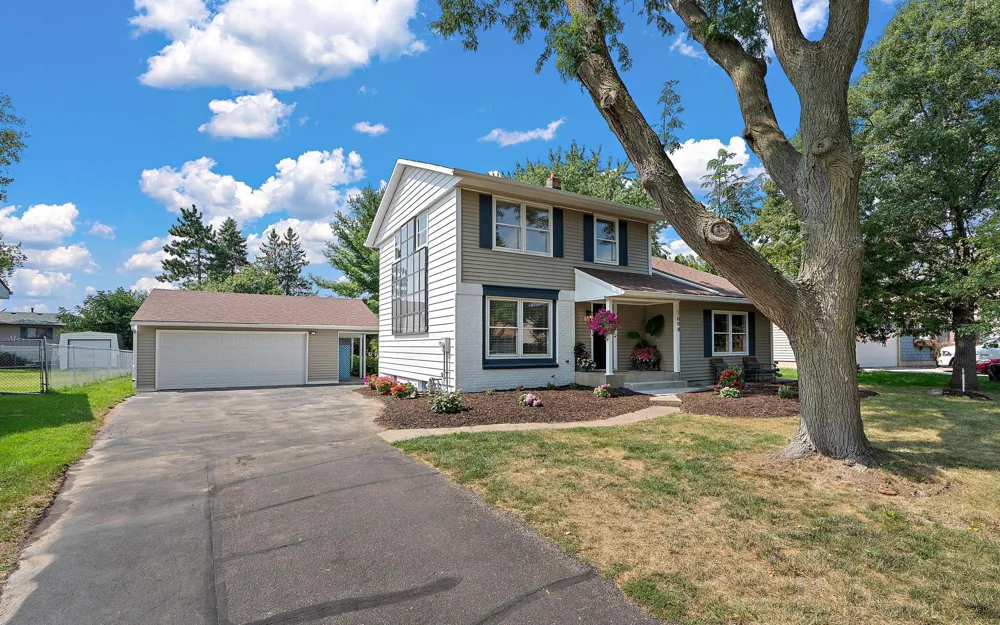1694 Hinton Trail Oakdale, MN 55128