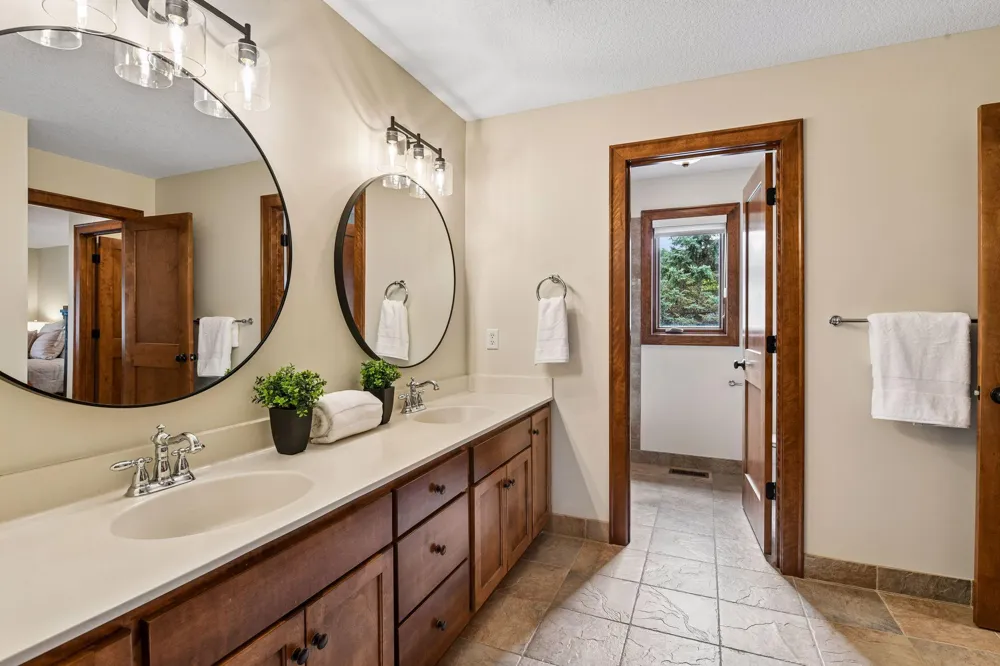 10053 Trails End Road Chanhassen, MN 55317