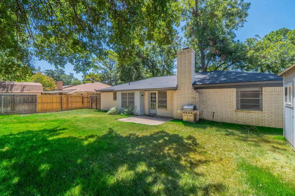 1701 Brookhaven Circle Bedford, TX 76022