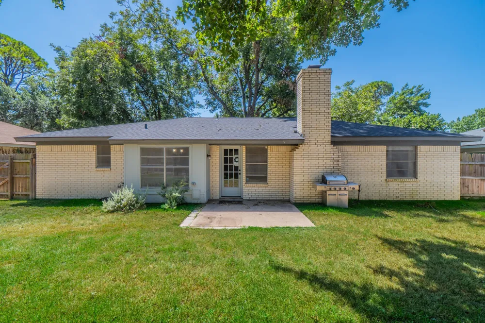 1701 Brookhaven Circle Bedford, TX 76022