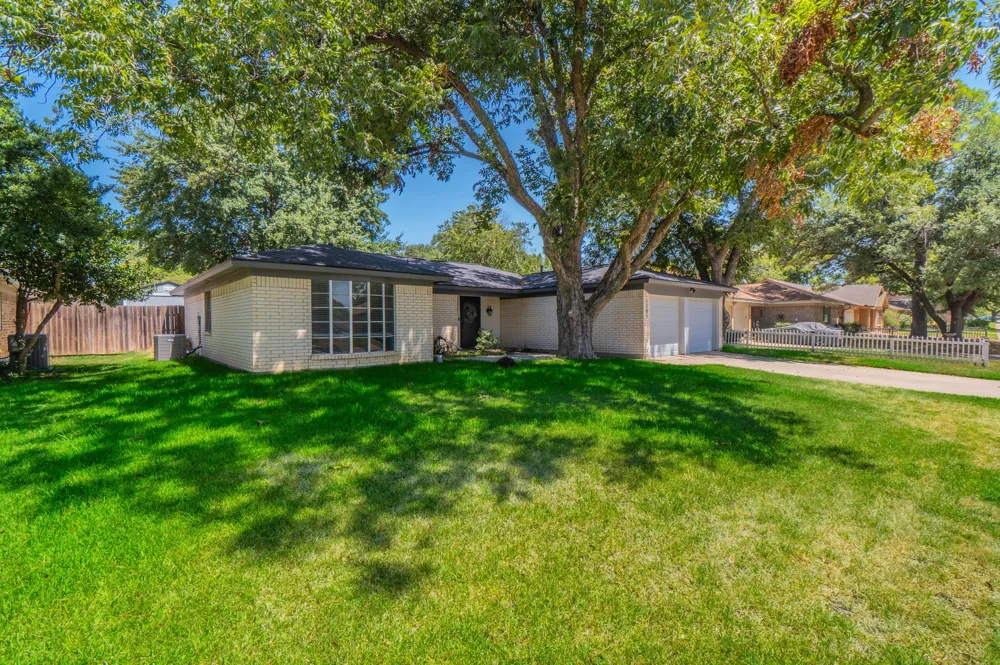 1701 Brookhaven Circle Bedford, TX 76022