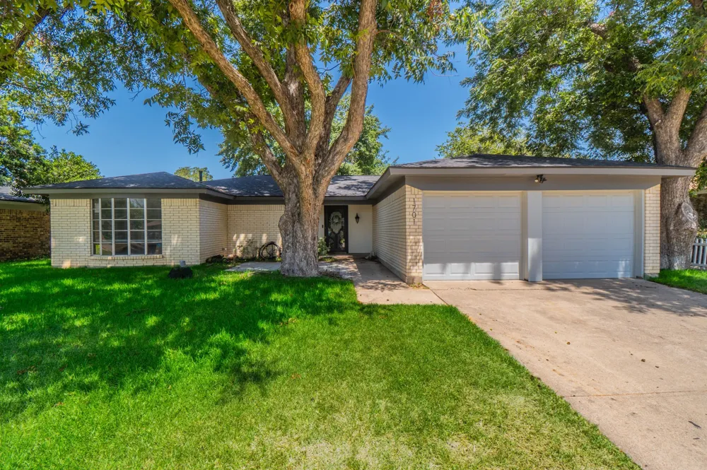 1701 Brookhaven Circle Bedford, TX 76022