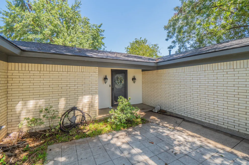 1701 Brookhaven Circle Bedford, TX 76022