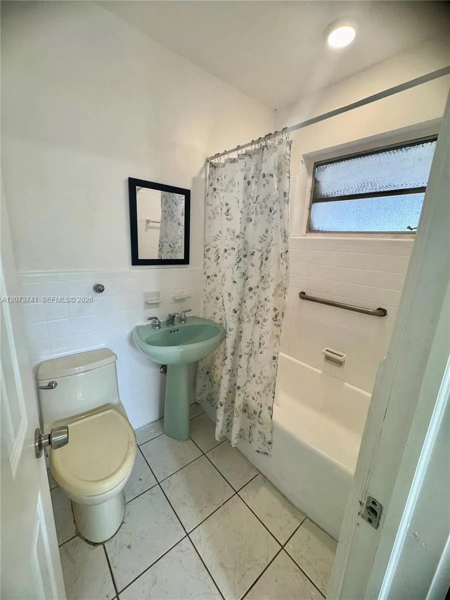 681 W 55th Pl Hialeah, FL 33012