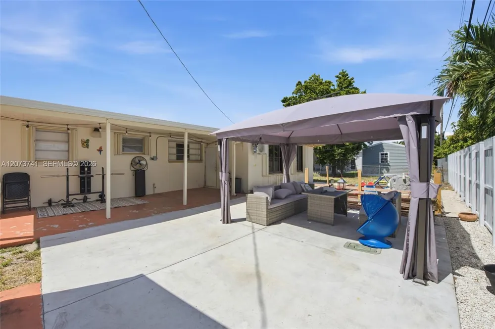 681 W 55th Pl Hialeah, FL 33012